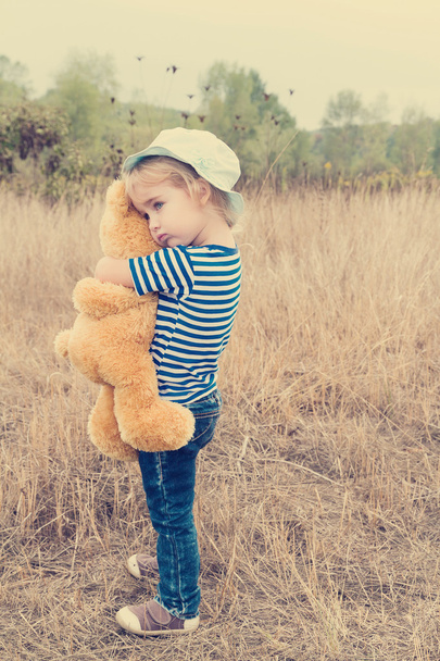 Carino bambina abbracciare un grande orsacchiotto
 - Foto, immagini
