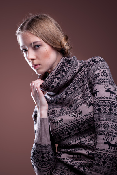 Женщина в зимнем свитере
 - Фото, изображение