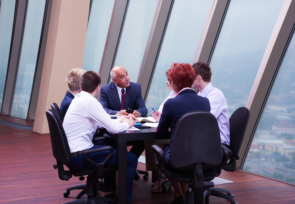 gruppo di uomini d'affari in riunione presso l'ufficio moderno
 - Foto, immagini