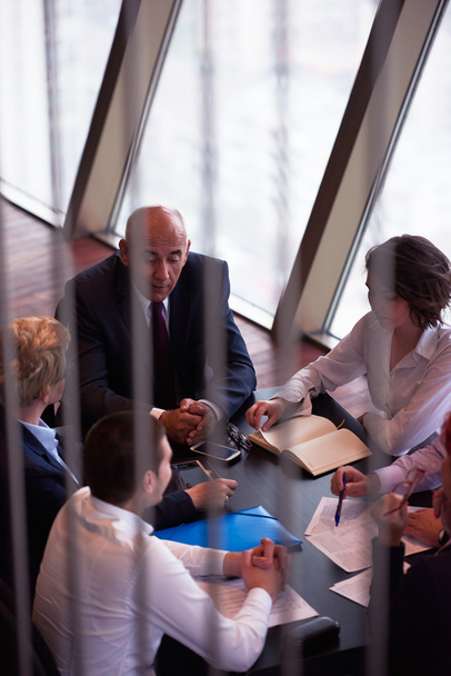бізнесмени групуються на зустрічі в сучасному офісі
 - Фото, зображення