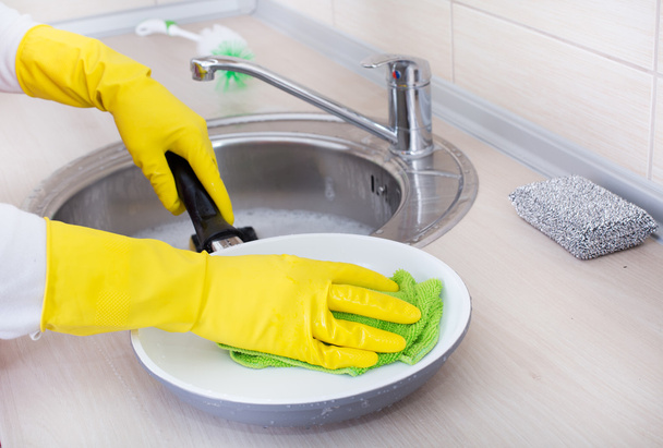 Γυναίκα καθαρισμού τηγάνι - Φωτογραφία, εικόνα