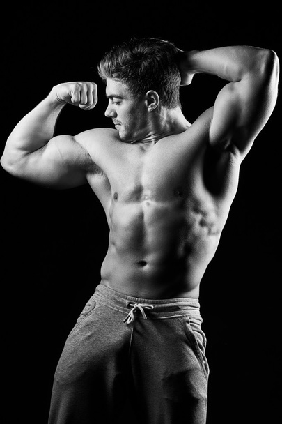 Homme de fitness musclé sexy. Image en noir et blanc
.  - Photo, image