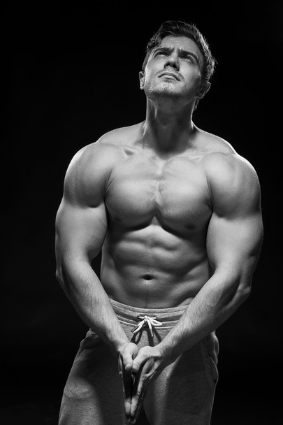 Homme de fitness musclé sexy. Image en noir et blanc
.  - Photo, image