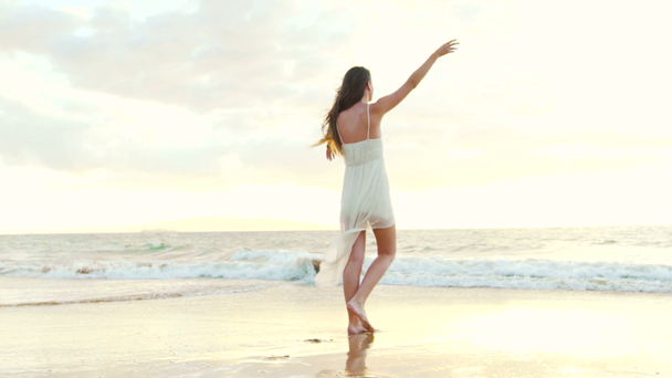 Счастливая девушка, развлекающаяся на пляже на роскошном острове на закате. Slow Motion
 - Кадры, видео