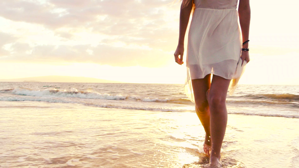 Χαρούμενο κορίτσι που διασκεδάζει στην παραλία στο νησί της πολυτέλειας στο ηλιοβασίλεμα. Αργή κίνηση - Πλάνα, βίντεο