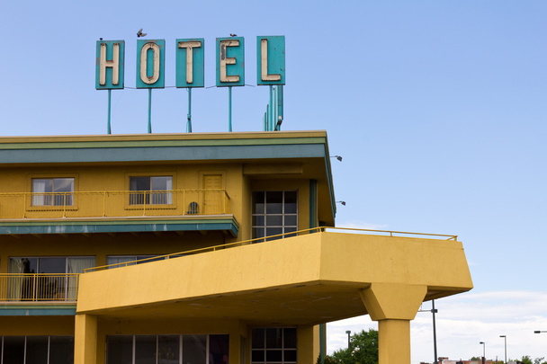 oude grungy hotel teken boven highway motel - Foto, afbeelding