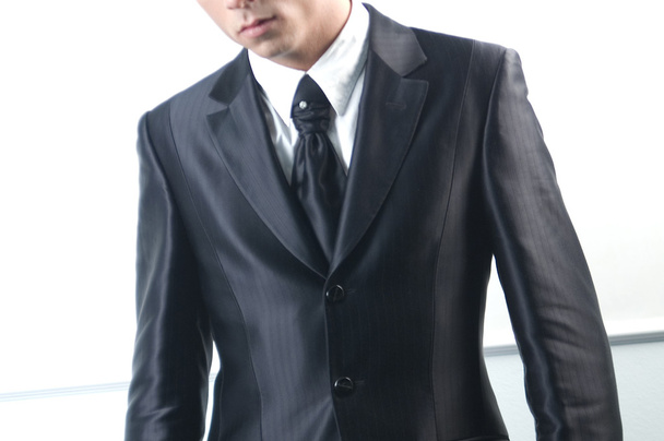 jonge knappe zakenman in zwart pak op wit. - Foto, afbeelding