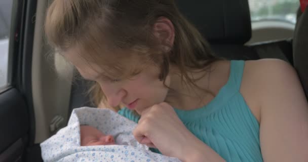 Γυναίκα θαυμάζοντας με το παιδί της στο αυτοκίνητο - Πλάνα, βίντεο
