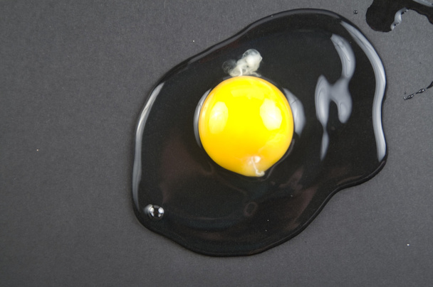 Huevo roto
 - Foto, imagen