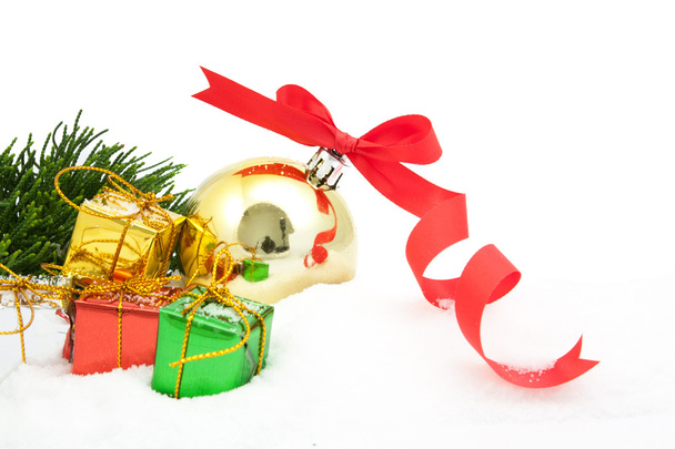 Weihnachtsbaum Hintergrund mit einem roten Schmuck Geschenk-Box Beeren - Foto, Bild