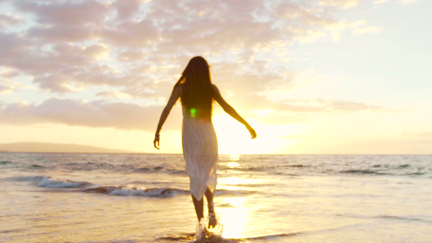 schöne Mädchen zu Fuß barfuß auf nassem Sand tropischen Insel Strand Sonnenbrille Zeitlupe - Filmmaterial, Video