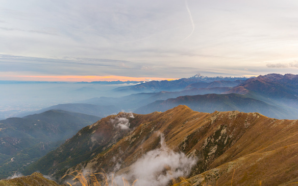 Görkemli dağ tepe üzerinde son güneş ışığı - Fotoğraf, Görsel