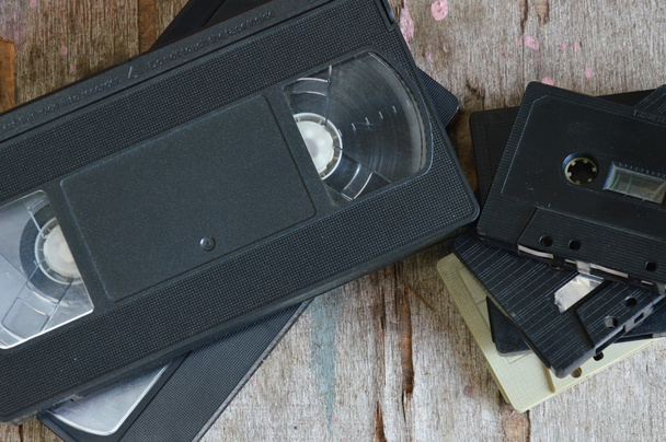 video tape and cassette tape on wood board - Foto, Imagem