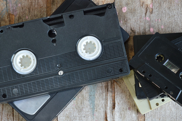 cinta de vídeo y cinta de cassette en tablero de madera
 - Foto, imagen