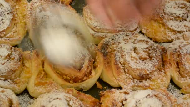 Κοσκίνισμα ζάχαρη άχνη πάνω στο ψωμάκια - Πλάνα, βίντεο