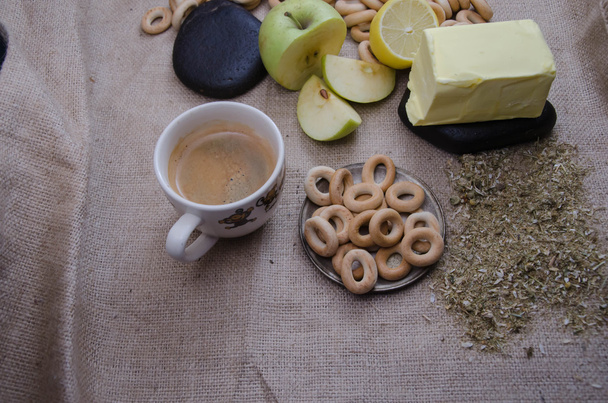 goed eten warm voedsel en hete koffie beker - Foto, afbeelding