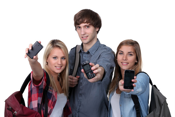 Teenagers showing mobile phones - Valokuva, kuva
