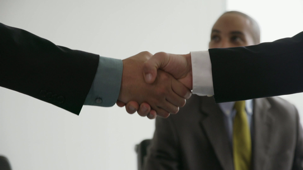 5 personas de negocios estrechando las manos en la reunión de la oficina con el asesor
 - Metraje, vídeo