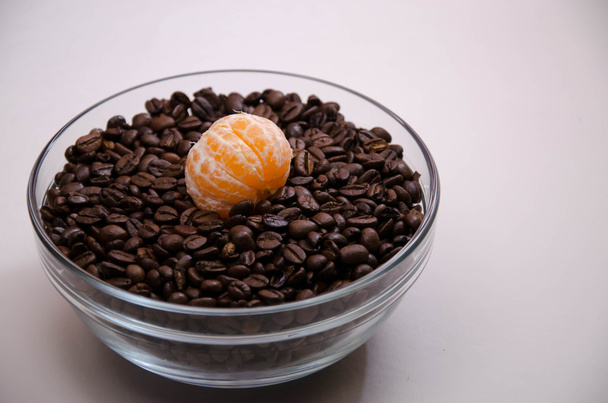 kávové zrno a mandarinkové mísa - Fotografie, Obrázek