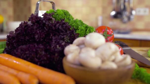 verduras frescas en la mesa dolly shot
 - Imágenes, Vídeo