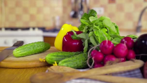 verse groenten op de tabel dolly schot - Video