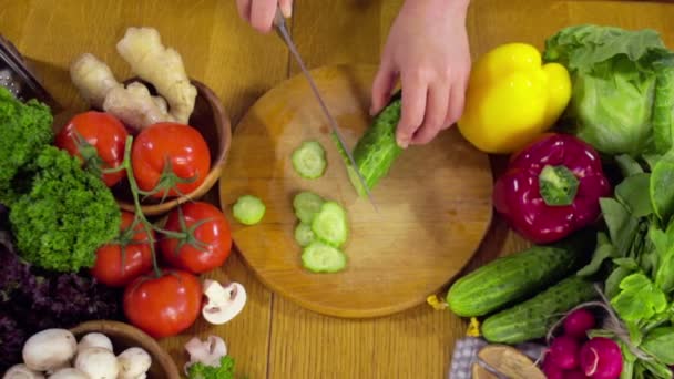 Šéfkuchař sekání okurka salát Zpomalený pohyb - Záběry, video