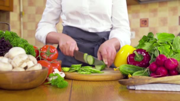 σεφ μαγείρεμα σαλάτα λαχανικών μια αργή κίνηση - Πλάνα, βίντεο