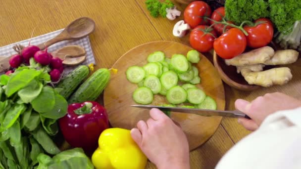 шеф-повар готовит овощной салат замедленной съемки
 - Кадры, видео