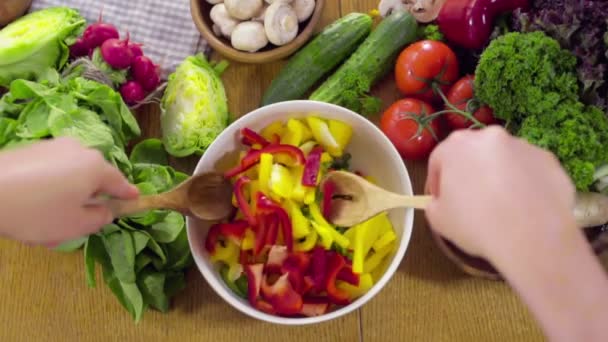 Koch rührt Gemüsesalat in Zeitlupe - Filmmaterial, Video