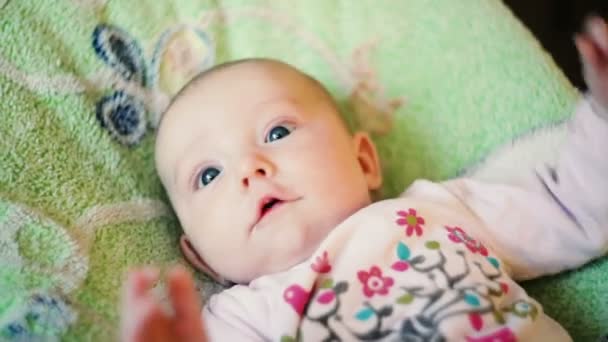 Schattige pasgeboren baby tot in het bed - Video