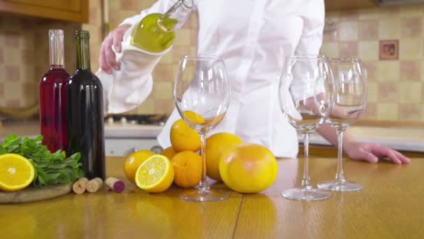 женщина наливает белое вино в стакан замедленной съемки
 - Кадры, видео