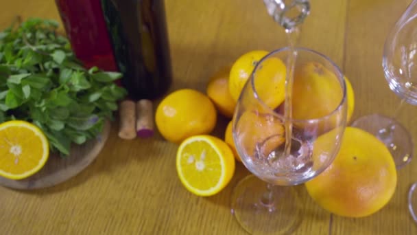 vrouw gieten van witte wijn in een glas close-up slow motion - Video