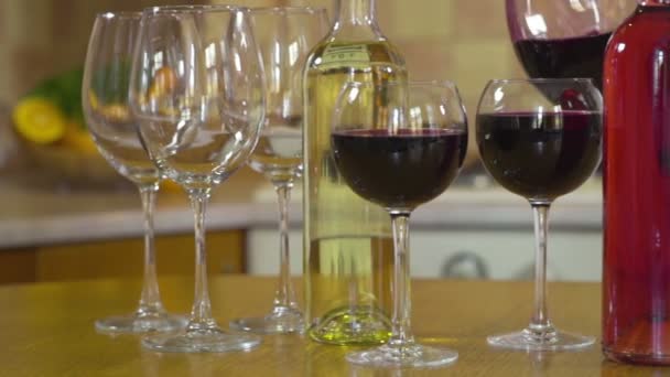 Dolly záběr nalévání červeného vína zpomalené - Záběry, video