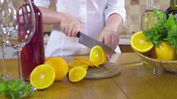 mujer cortar rebanadas de naranja cámara lenta
 - Imágenes, Vídeo