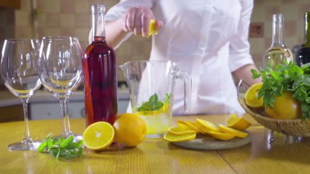 vrouw knijpen een oranje voor een cocktail slow motion - Video