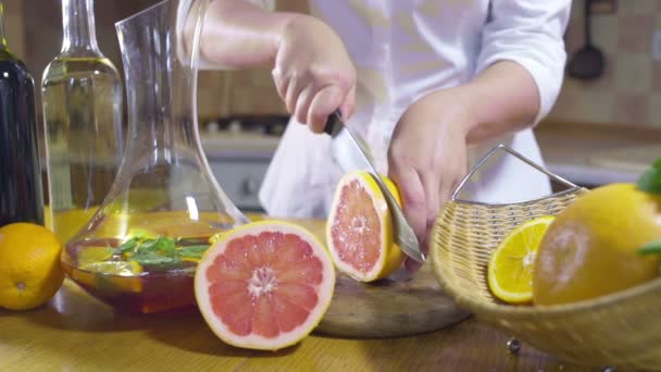 žena řezací plátky grapefruitu zpomalené - Záběry, video
