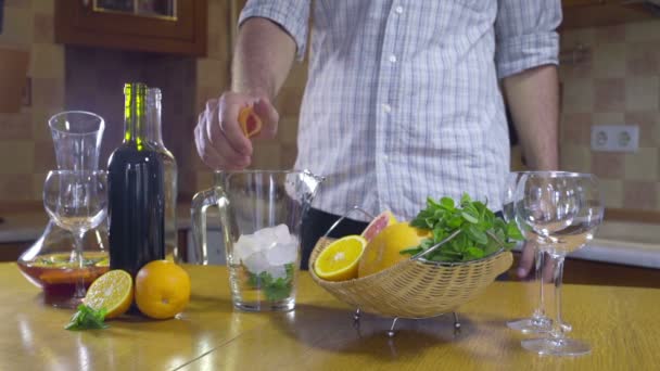 man knijpen grapefruit voor sangria slow motion - Video
