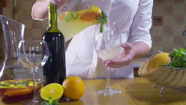 Frau gießt kalten Sangria in ein Glas Zeitlupe - Filmmaterial, Video