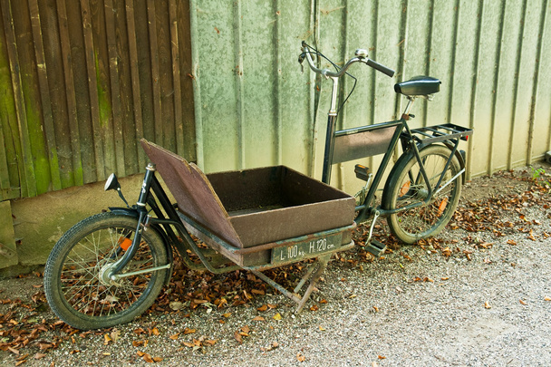 Traditional vintage carrier delivery bikes - Valokuva, kuva