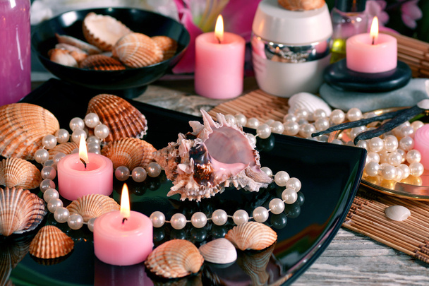 Lirios de decoración de spa y conchas de mar para la relajación
 - Foto, imagen