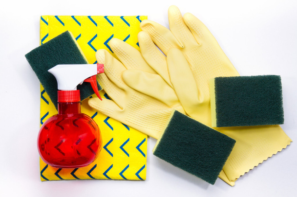 Luvas de borracha amarelas e esponjas de limpeza no cochilo de limpeza amarelo
 - Foto, Imagem