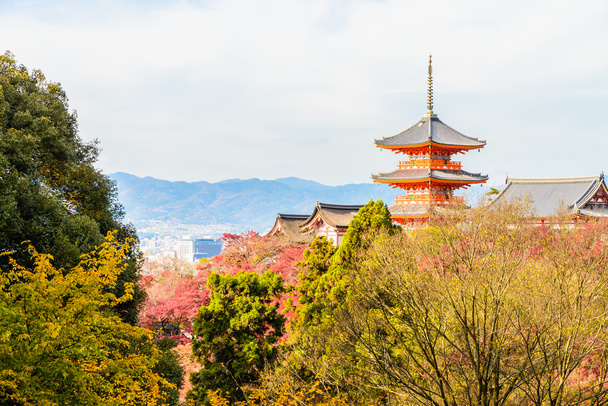 Templo Kiyomizu-dera en temporada de otoño
 - Foto, Imagen