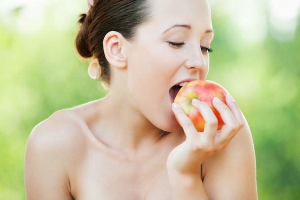 Nuori alaston nainen syö omenaa
 - Valokuva, kuva