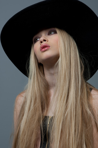 Blond woman with long beautiful hair and smoky eyes in a hat. St - Fotoğraf, Görsel