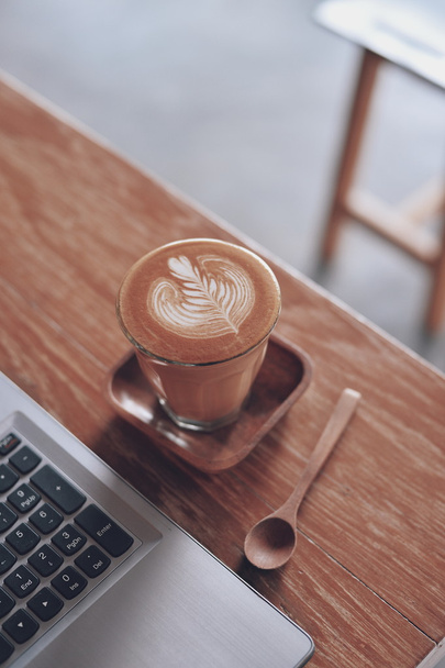 how to make coffee latte art in vintage color tone - Foto, imagen