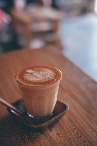 how to make coffee latte art in vintage color tone - 写真・画像