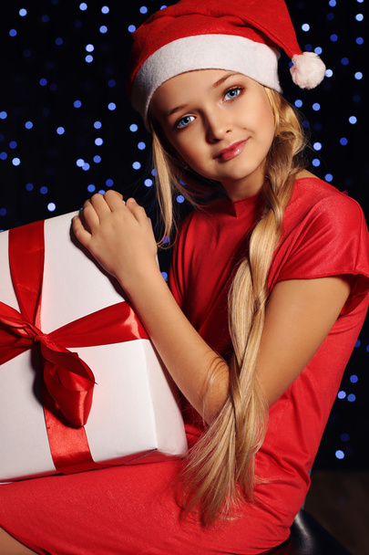 Christmas little girl with gift - Фото, изображение