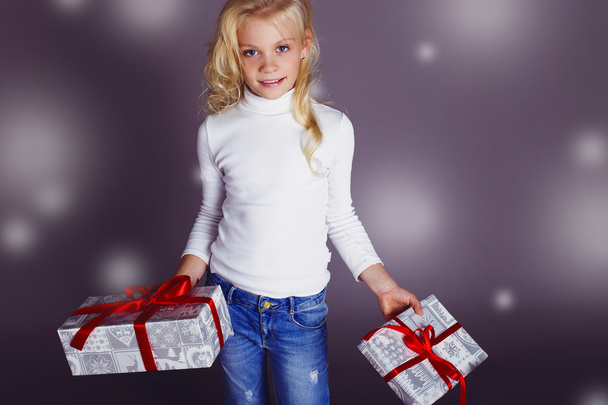 κοριτσάκι με χριστουγεννιάτικο δώρο - Φωτογραφία, εικόνα