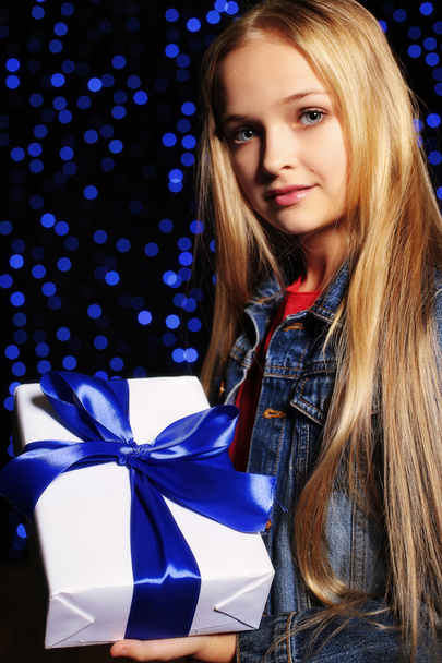 Дівчина з різдвяною подарунковою коробкою
 - Фото, зображення