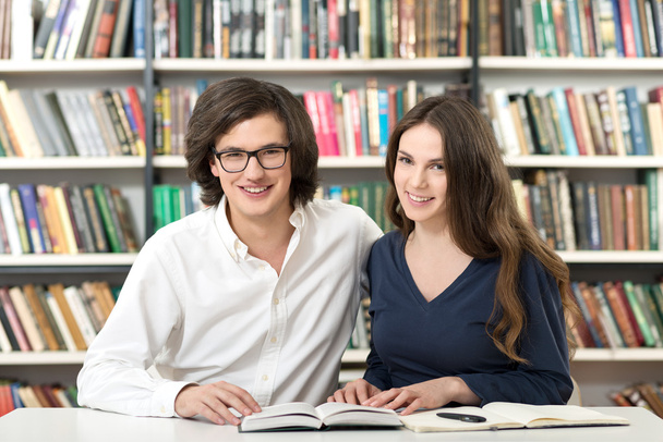 чоловік і жінка навчаються і працюють в бібліотеці
 - Фото, зображення